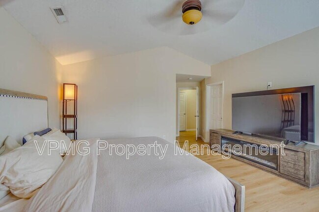 Building Photo - 5906 NE 56th St