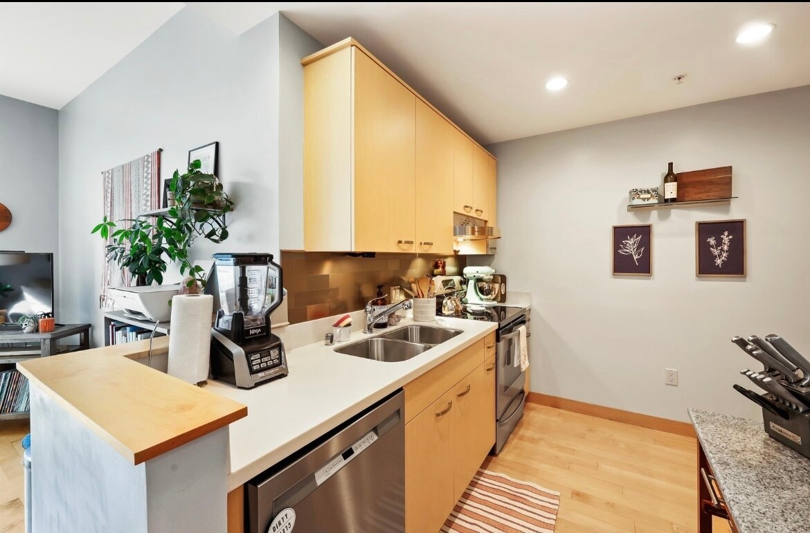 Building Photo - 309 W Washington Ave