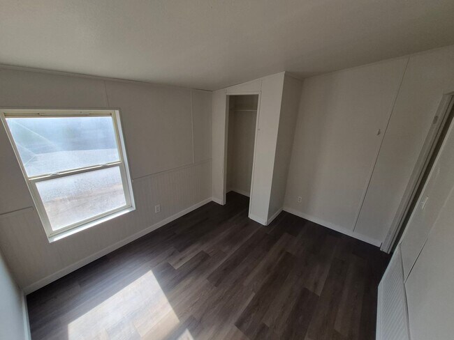 Building Photo - 341-343 NW Hemlock Ct