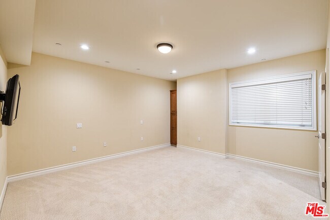 Building Photo - 2347 Fox Hills Dr