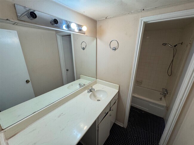 Building Photo - 2100 Tanglewilde St