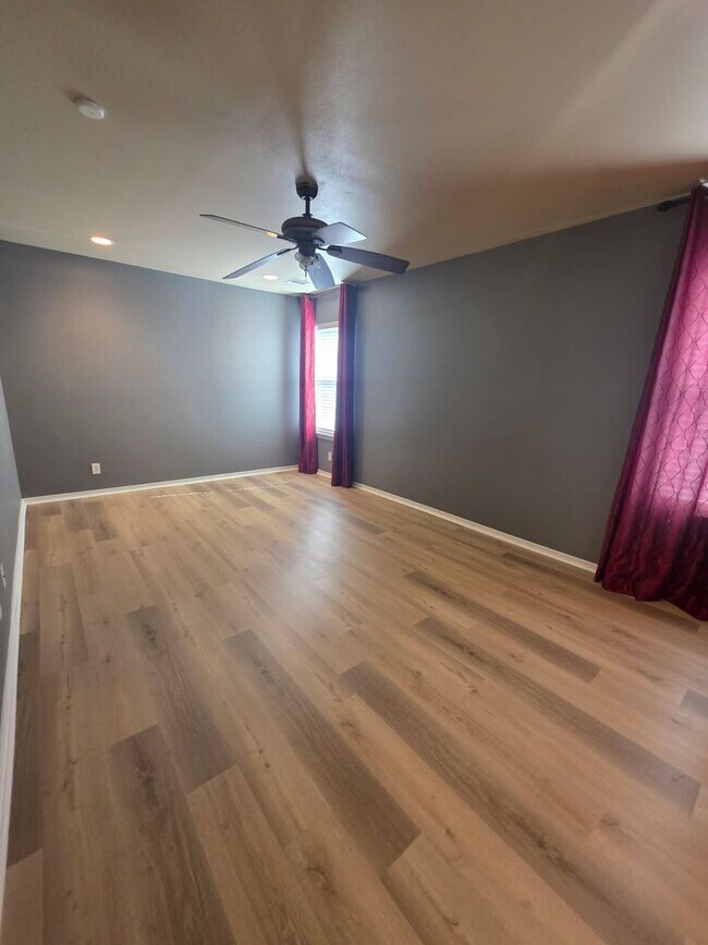 Building Photo - Beautiful home offers open floor plan with...