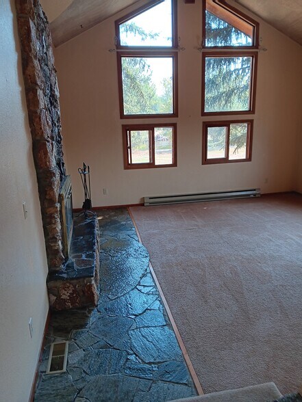 Living room with river view and fireplace - 3943 Stevensville River Rd