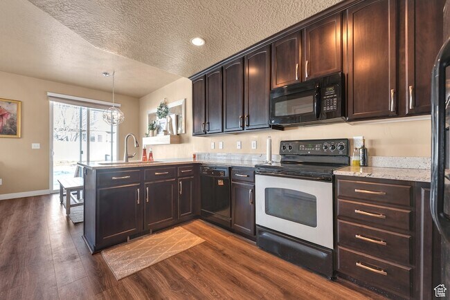 Building Photo - 3234 W Desert Lily Dr