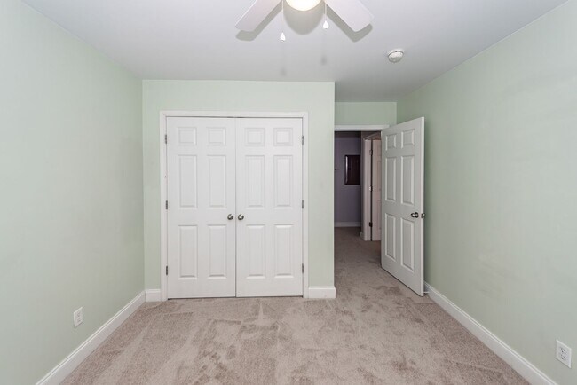 Building Photo - 3 Bedroom, 2.5 Bathroom Townhome in Oak Terrace Preserve - Park Circle