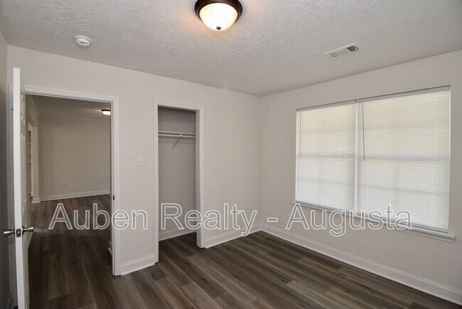 Building Photo - 1924 Roberson Rd