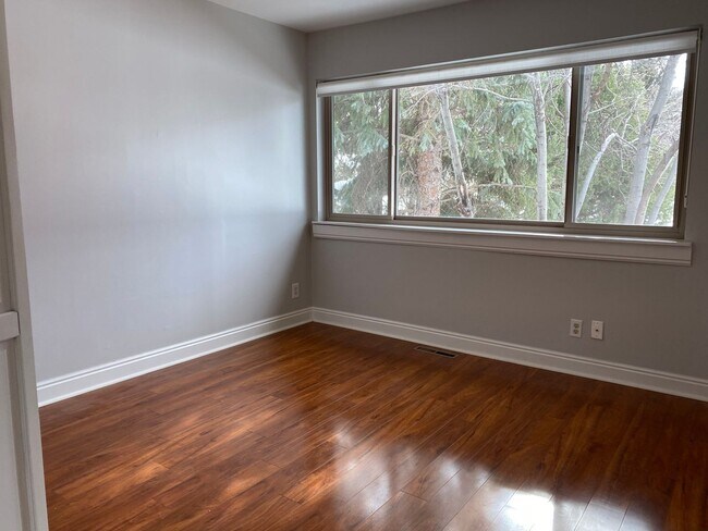 Building Photo - 4 Bed 3.5 Bath Wonderland Hill Townhouse