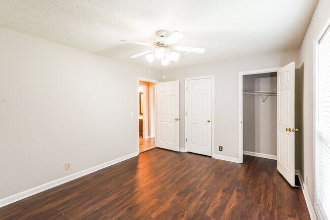 Building Photo - 318 Huntington Dr