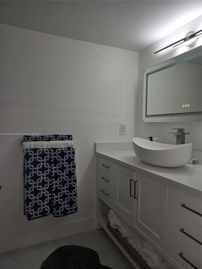 Building Photo - 6010 S Falls Cir Dr