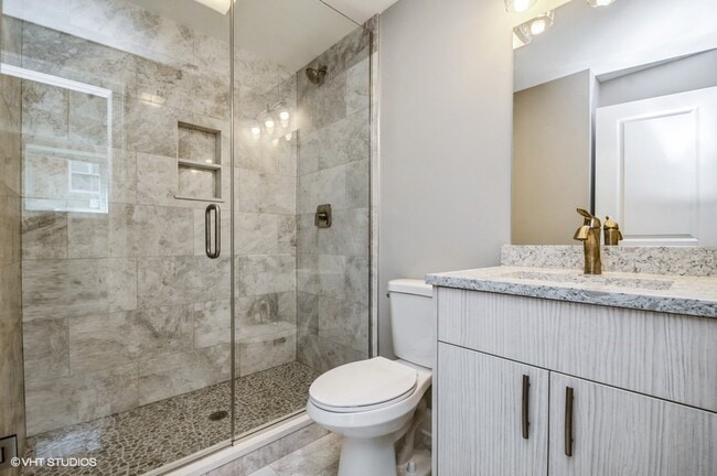 Building Photo - 5915 N Artesian Ave