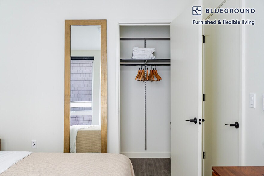 Building Photo - 10050 NE 10th St