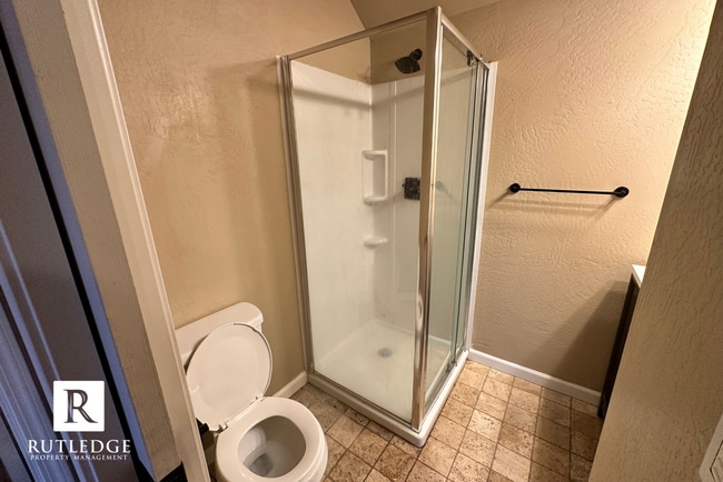 Building Photo - Cozy 2 Bedroom, 1 Bath in the Heart of Med...