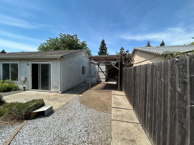 Building Photo - Spacious 3-Bedroom Home in Southtown Vacav...