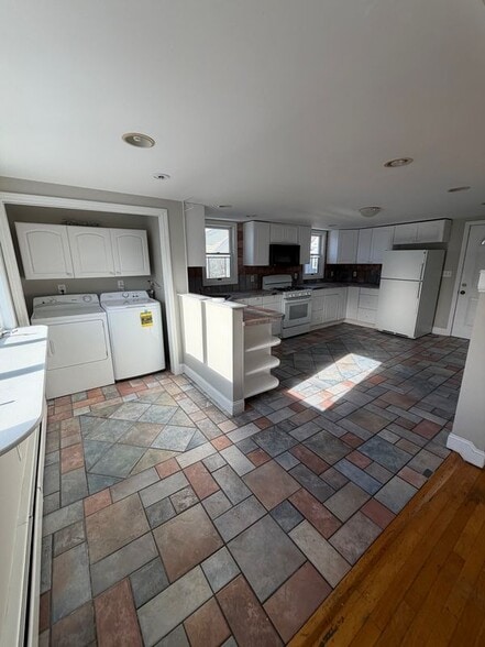 Building Photo - 18 Grove St