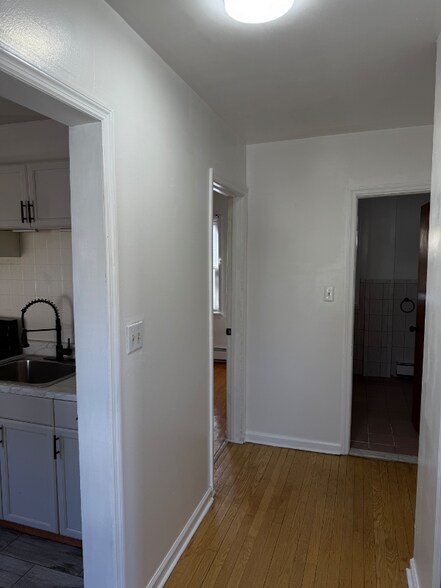 Building Photo - 10 Maolis Ave