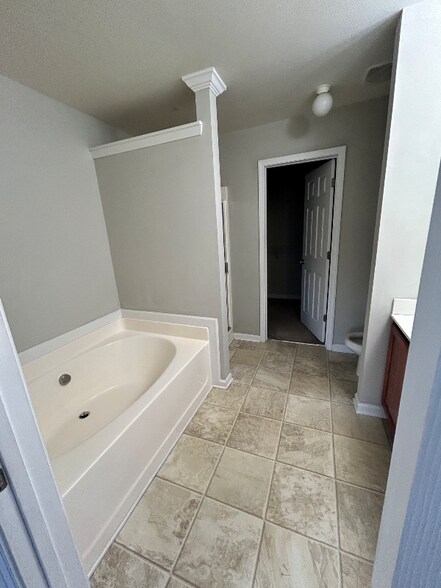 Building Photo - 364 Beynon Terrace