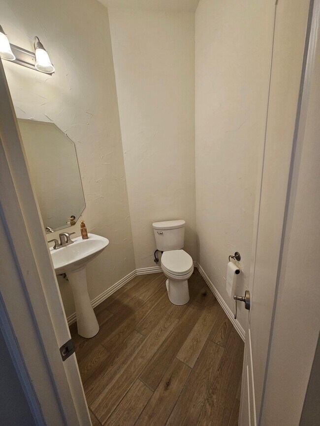 Building Photo - 1732 Auburn Dr