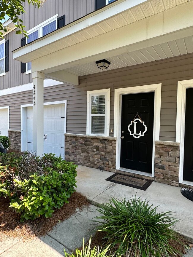 Building Photo - Updated Three Bedroom Townhome in West Ashley