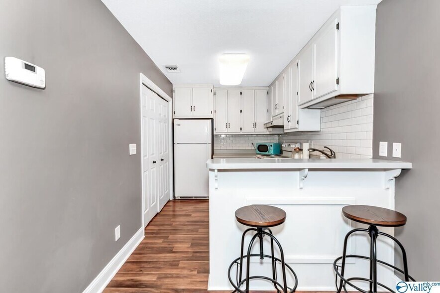 Building Photo - 2041 Greenwood Plz SW