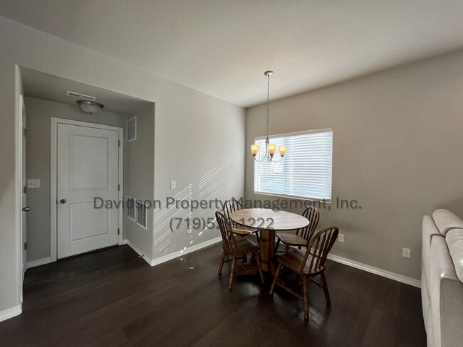 Building Photo - Stunning Townhouse Located in Northeast Co...