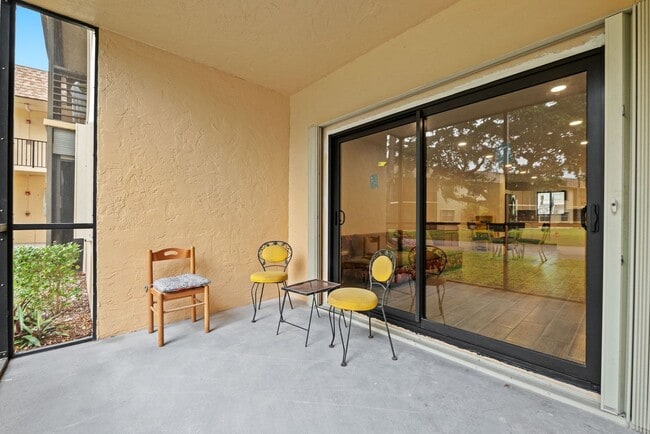 Building Photo - Fully Renovated 2 Bed / 2 Bath – Everything New!