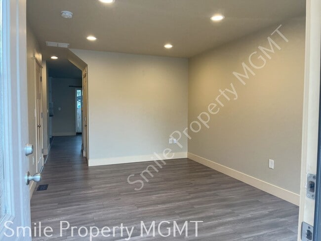 Building Photo - single house