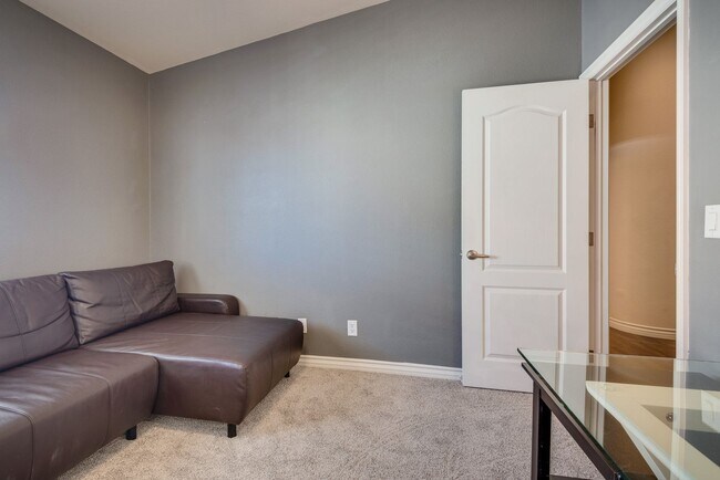 Building Photo - Gated single family home with 4 bed 3 bath...