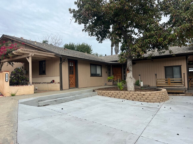 Building Photo - 8474 Golden Ridge Rd