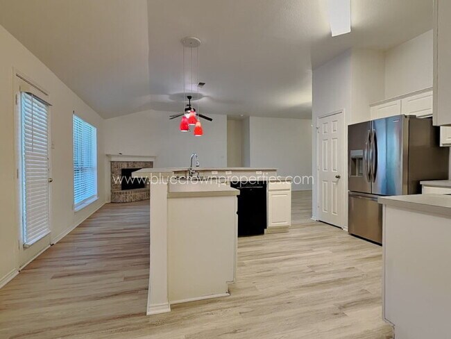 Building Photo - 615 Douglas Dr