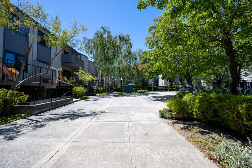 Building Photo - 851 Woodside Way
