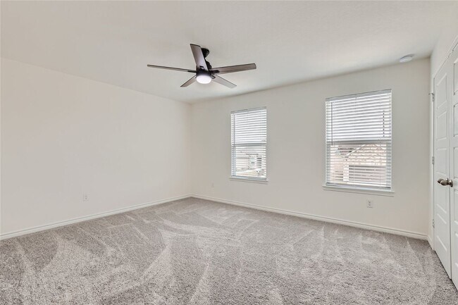 Building Photo - 4 Bedroom 2.5 Bathrooms! Loft and Office! ...