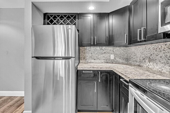 Building Photo - 3300 Pinewalk Dr N