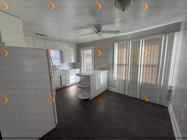 Building Photo - Charming 3-Bed with Fireplace & Large Fenced Yard!