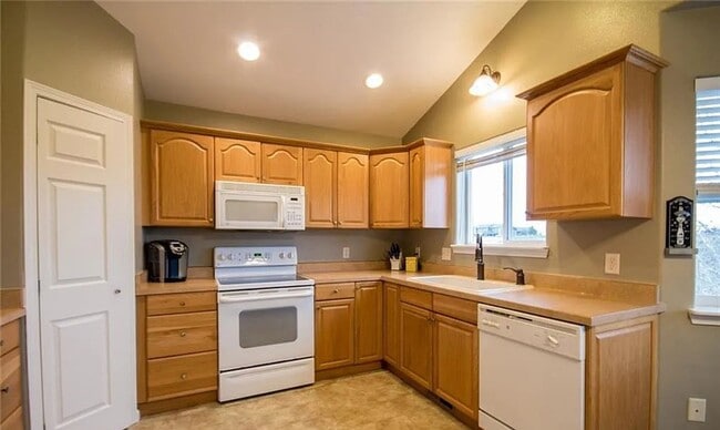 Building Photo - 4 Bedroom Home with Yard, Garage & Pet-Friendly Policy