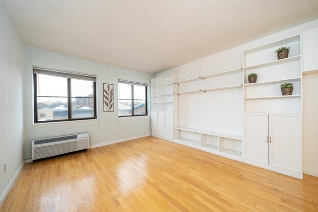 Building Photo - 463 1st St