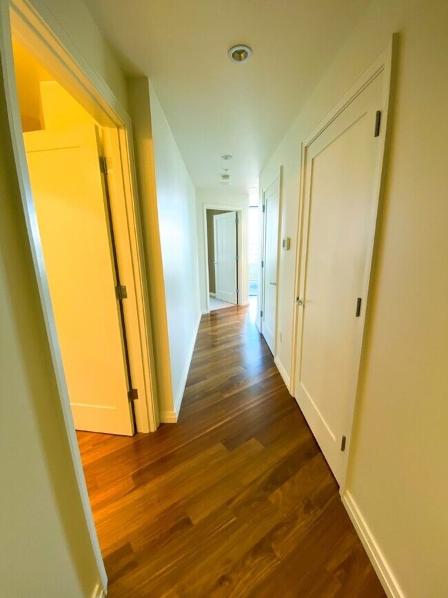 Building Photo - 1Bd/1.5BA Bellevue Condo