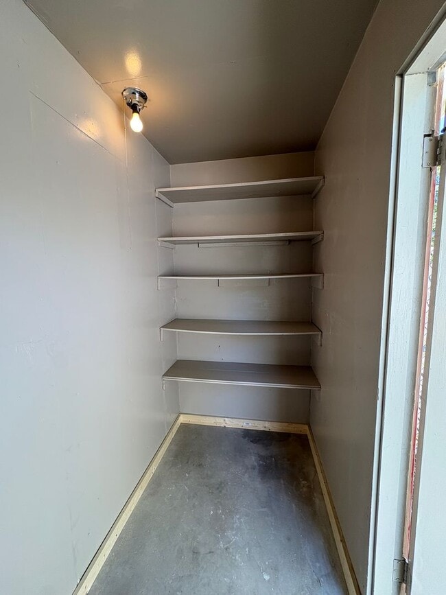 Building Photo - Gorgeous 4 bedroom/1 bath with Central Air and Heat!