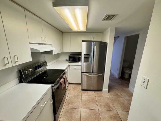 Building Photo - 9189 Fontainebleau Blvd