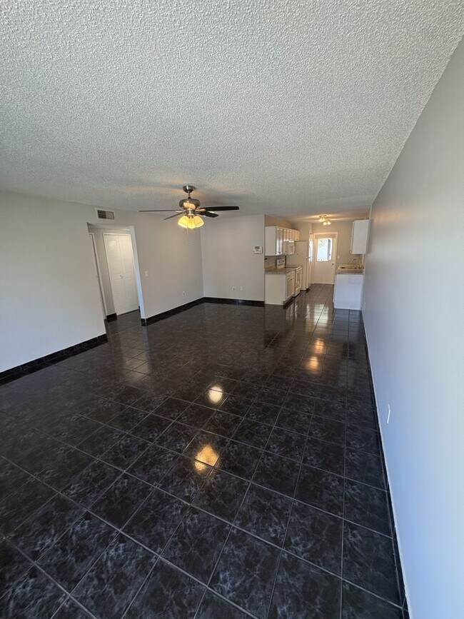Building Photo - 539 E Rosewood Ln