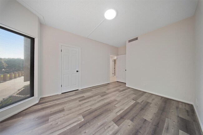 Building Photo - 661 Bering Dr