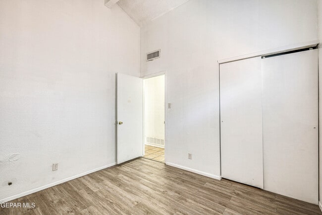 Building Photo - 630 White Cliffs Dr