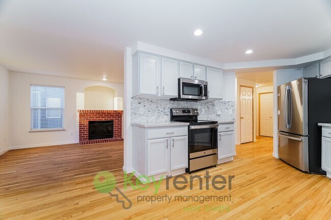 Building Photo - Kent Luxury Home with Double Primary Suite...