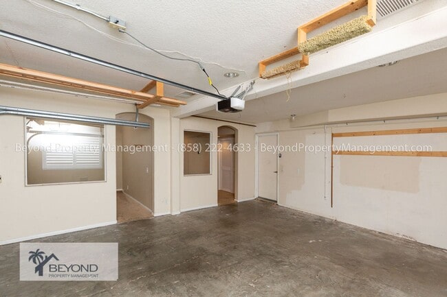 Building Photo - ELEGANT 4BR/2.5BA H in HOME IN OCEANSIDE P...
