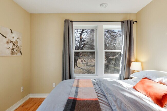 Building Photo - Charming 5-Bed Home with Hardwood Elegance in Minneapolis
