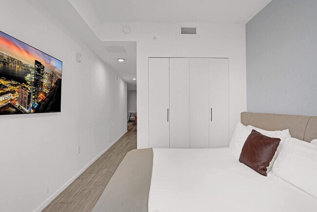 Building Photo - 398 NE 5th St