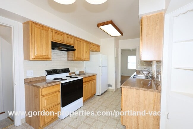 Building Photo - SE 57th Ave - 5 bedroom home with fireplac...