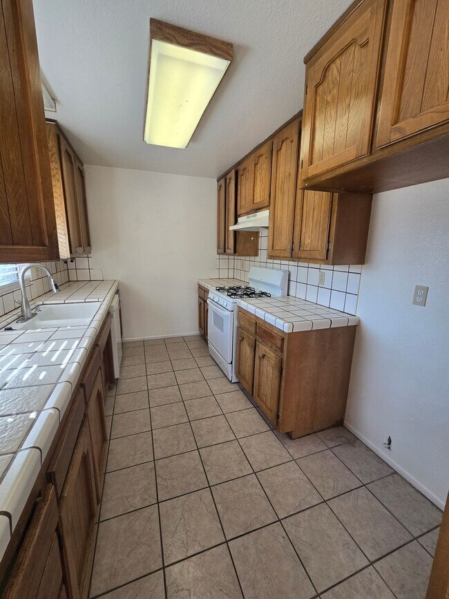 Building Photo - Quiet neighborhood and great views!