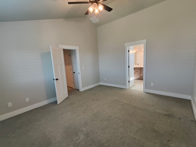 Building Photo - Spacious 4 bed/2.5 bath Home!