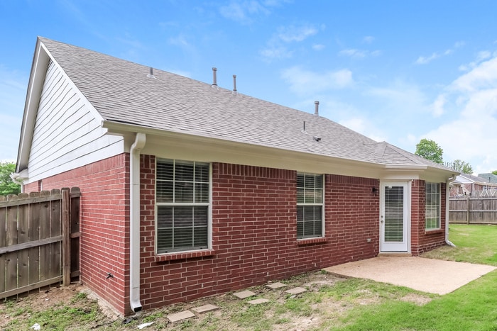 Building Photo - 465 Oakland Hills Dr