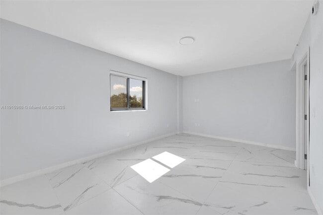 Building Photo - 840 NE 130th St